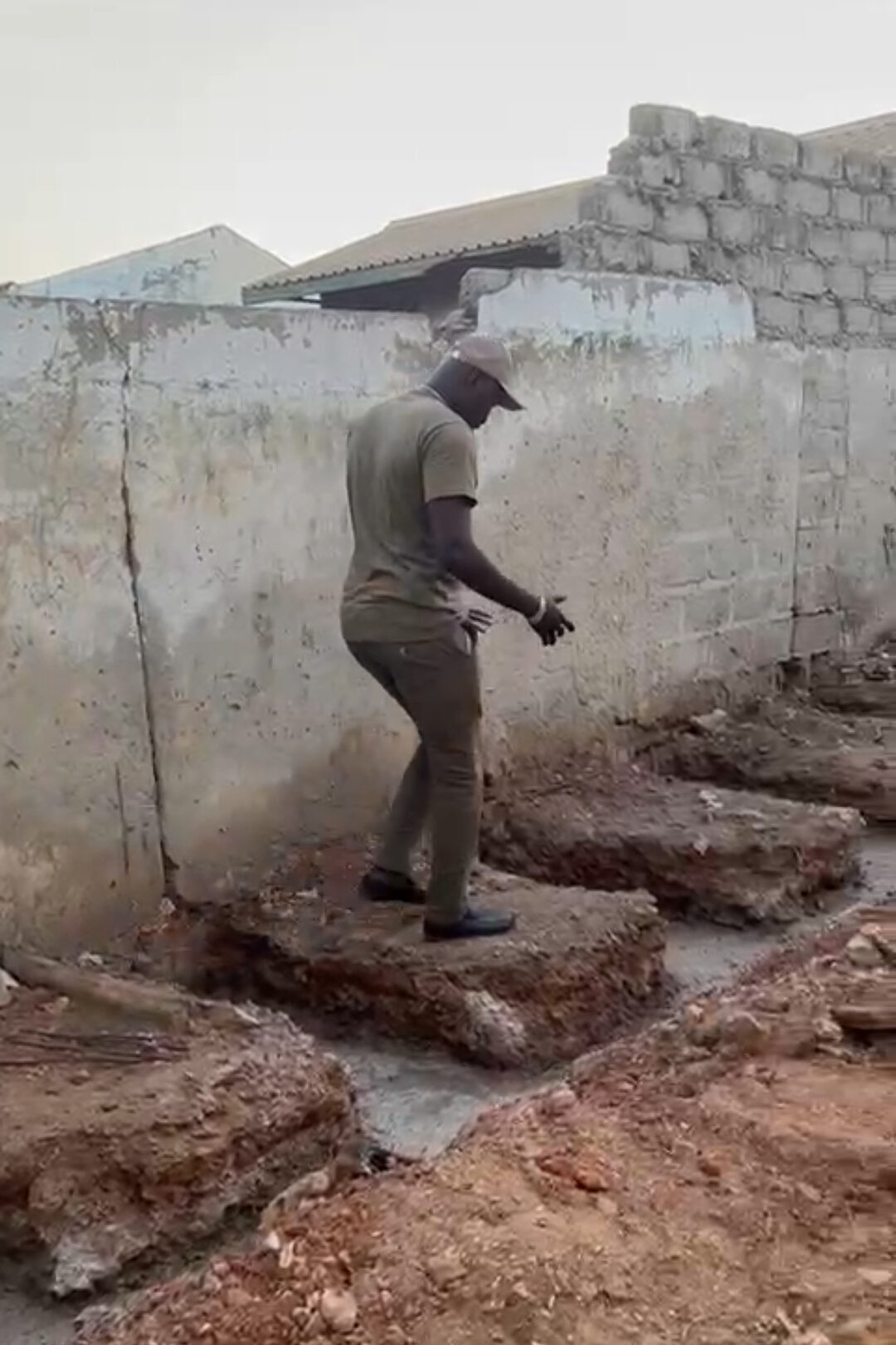 Karamo ons contact persoon voor Make Gambia Healthy in Gambia legt op de video uit hoe de toiletten worden aangelegd 2 heren en twee dames toiletten met een handenwasgelegenheid in het midden. Dit is een geweldige manier om de hygiëne te bevorderen en ziektes te voorkomen Blijf het proces volgen En mocht u willen doneren ook dit is mogelijk op: www.makegambiahealthy.com staan onze gegevens.
